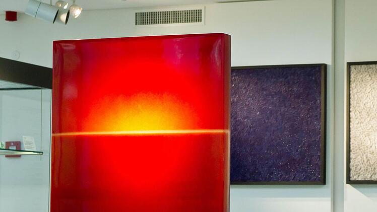 Impressionen vom 4. Coburger Glaspreis 2014 im Glasmuseum Rosenau. Im Vordergrund: Udo Zemboks "Spacecolour 07"Foto: Jochen Berger