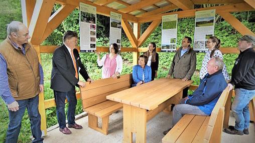 Jennifer Kilic von der Unteren Naturschutzbehörde (Dritte von links) erklärt den Gästen die Info-Tafeln über das Natura-2000-Gebiet "Mainaue und Muschelkalkhänge zwischen Kauerndorf und Trebgast".