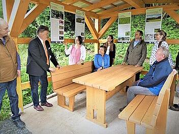 Jennifer Kilic von der Unteren Naturschutzbehörde (Dritte von links) erklärt den Gästen die Info-Tafeln über das Natura-2000-Gebiet "Mainaue und Muschelkalkhänge zwischen Kauerndorf und Trebgast".