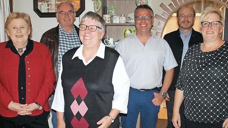 Ehrungen bei der SPD (von links): Zweite Vorsitzende Brigitte Geiger, Walter Deuerling (45), Cornelia Köhler (35), Vorsitzender Jürgen Deuerling (35), Kreisvorsitzender Ralf Pohl und die neue Schriftführerin Manja Deuerling