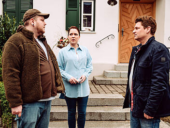 Gregor (Markus Baumeister, rechts) springt &uuml;ber seinen Schatten und bietet auch Severin (Andi Gie&szlig;er, links) an, Gast im Brunnerwirt zu sein. Mit Katharina (Carina Dengler).