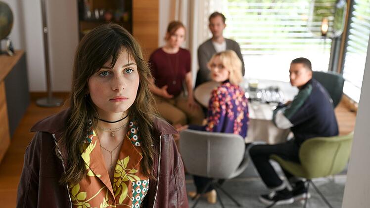 Ava (Cara Vondey, vorne) ist schwanger - und erst 13. Deshalb sind ihre Eltern (Lena D&ouml;rrie und Mike Gartner) sowie Kindsvater Lucas (Emile Ch&eacute;rif, rechts) und dessen Mutter (Sina Wilke) nicht wirklich begeistert.