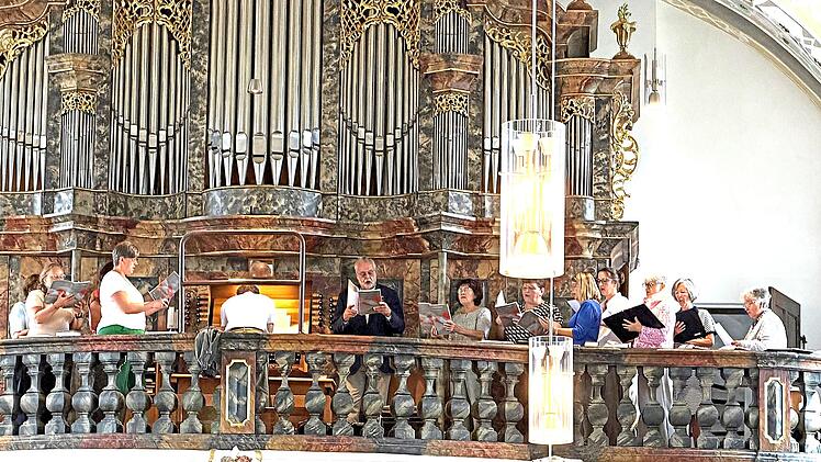 Der Basilika-Chor Marienweiher umrahmt dem Festgottesdienst zum Patrozinium.Oswald Purucker