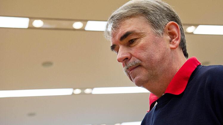 Gustl Mollath steht am 11.06.2013, vor seiner Vernehmung im Mollath-Untersuchungsausschuss im Bayerischen Landtag in München (Bayern), an seinem Platz. Bayerns Justizministerin Merk (CSU) sieht eine weitere Unterbringung von Mollath in der Psychiatrie als unverhältnismäßig. Foto: Inga Kjer/dpa