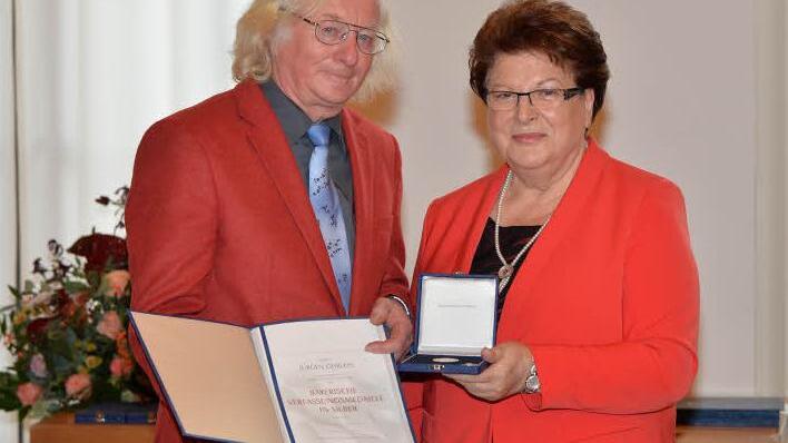 Landtagspräsidentin Barbara Stamm überreicht Jürgen Öhrlein im Januar die Bayerische Verfassungsmedaille in Silber. Damit wird sein jahrzehntelanges Engagement für Umwelt und Kommunalpolitik gewürdigt.  Foto: Rolf Poss/Bayerischer Landtag