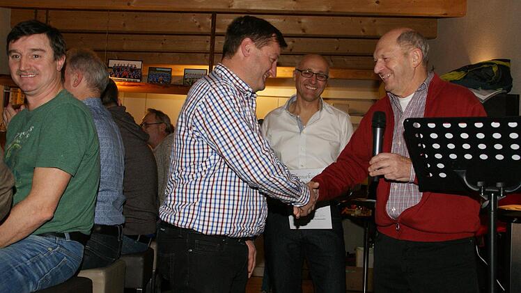 Ein starkes Team beim SV Fatschenbrunn (von links): Frank Fösel ist seit 15 Jahren erster Vorsitzender, war Spieler, Spielleiter und Abteilungsleiter. Frank Pickel ist der zweite Vorsitzende, Jugendleiter "und macht eigentlich alles, was nötig ist", erklärte Ehrenamtsbeauftragter Michael Moser. Er war selbst 18 Jahre lang Vorsitzender, Spieler, Trainer und viele mehr. Foto: Sabine Weinbeer