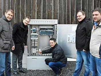 Das Gemeindegebiet Maroldsweisach ist nun vollständig mit Breitband DSL versorgt. Darüber freuten sich (von links) Verwaltungsleiter Michael Rahn, Bürgermeister Wolfram Thein, Frank Feihe von der süc//dacor Coburg, Stefan Abschütz von der gleichnamigen Baufirma und Andre Grüner von der Marktverwaltung.  Foto: Gerhard Schmidt