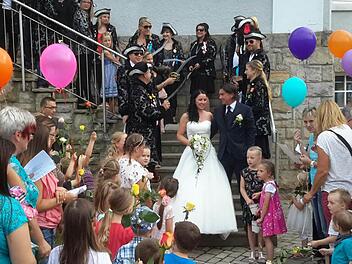 Alexandra Wirth und Karsten Fürst waren das letzte Brautpaar, das sich vor dem Standesbeamten Hans Bauer das Ja-Wort gab. Die Altengronauer Karnevalisten in Piratenkostümen sowie die Mädchen und Jungen aus dem Kindergarten Regenbogenland standen Spalier. Foto: Rolf Pralle