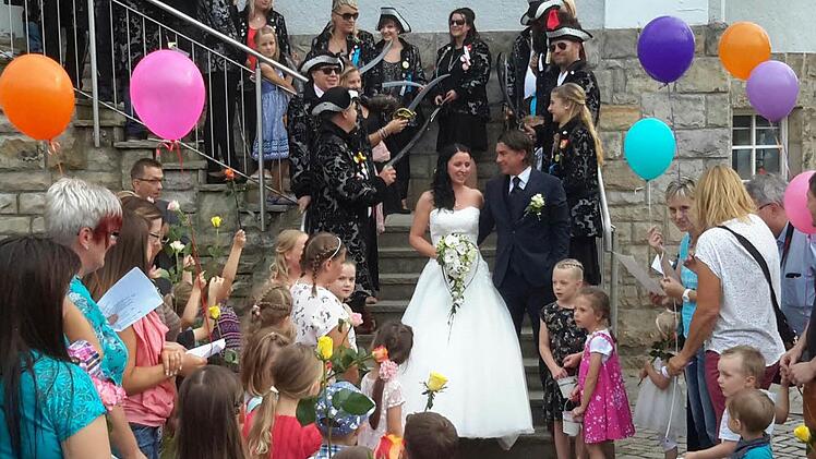 Alexandra Wirth und Karsten Fürst waren das letzte Brautpaar, das sich vor dem Standesbeamten Hans Bauer das Ja-Wort gab. Die Altengronauer Karnevalisten in Piratenkostümen sowie die Mädchen und Jungen aus dem Kindergarten Regenbogenland standen Spalier. Foto: Rolf Pralle