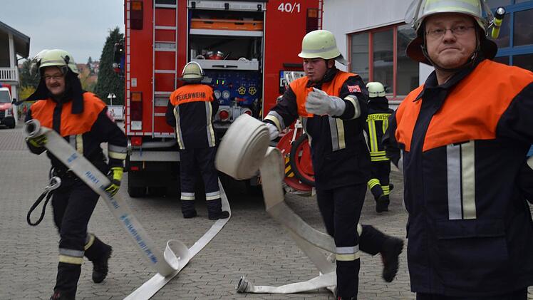 Zahlreiche Schlauchleitungen werden im Innenhof der Schreinerei aufgebaut. Foto: Kathrin Kupka-Hahn