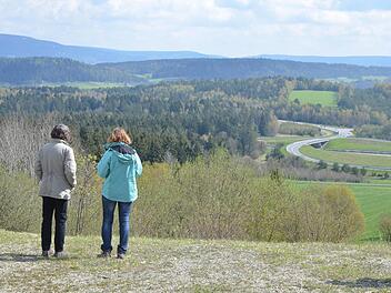Zwei Frauen schauen vom "Eisfelder Blick" auf den ehemaligen Grenzstreifen, der künftig als "Grünes Band" dem Naturschutz und der Artenvielfalt dienen soll. Zurzeit beginnen die Arbeiten an diesem Großprojekt in der Region.Foto: CT-Archiv /Rainer Lutz