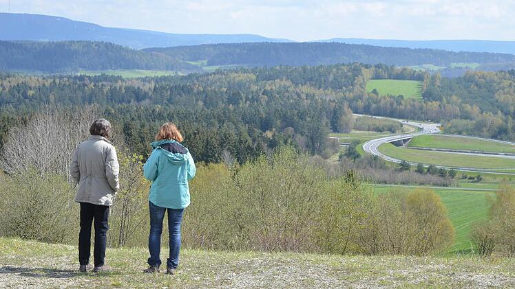 Zwei Frauen schauen vom "Eisfelder Blick" auf den ehemaligen Grenzstreifen, der künftig als "Grünes Band" dem Naturschutz und der Artenvielfalt dienen soll. Zurzeit beginnen die Arbeiten an diesem Großprojekt in der Region.Foto: CT-Archiv /Rainer Lutz