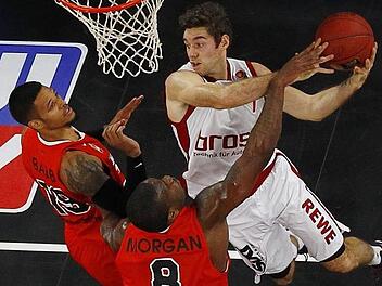 Im Hinspiel hatten Bambergs Topwerfer Fabien Causeur (mit Ball) und seine Mitstreiter Probleme, sich gegen Ray Morgan (Nr. 8) und den Scharfschützen Chris Babb durchzusetzen. Foto: Daniel Löb