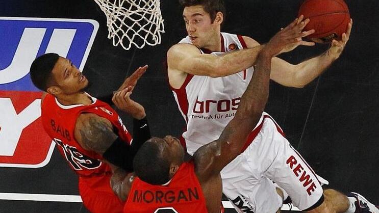 Im Hinspiel hatten Bambergs Topwerfer Fabien Causeur (mit Ball) und seine Mitstreiter Probleme, sich gegen Ray Morgan (Nr. 8) und den Scharfschützen Chris Babb durchzusetzen. Foto: Daniel Löb