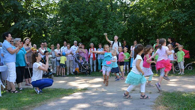 Die Kinder der Tanzschule Drosd-Tessari führten einen Tanz auf.  Foto: Björn Hein
