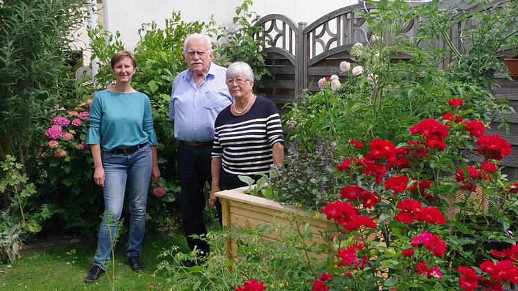 Klein, aber unglaublich vielseitig die Gartenanlage von Roswitha und Hermann Schlinger, Herrenmühlweg 11c . Auf nur 170 Quadratmetern werden alle Gartenwünsche erfüllt. Links im Bild Kreisfachberaterin Beate Singhartinger.Foto: Gerd Fleischmann