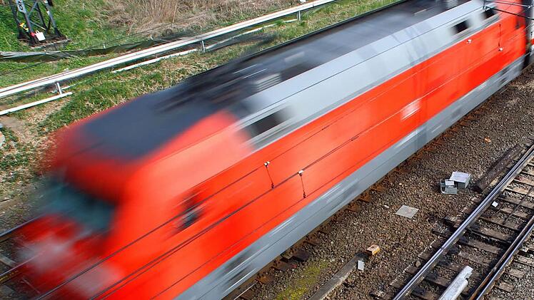 Aufgrund eines Notarzteinsatzes am Gleis ist der Bahnhof Ansbach momentan gesperrt, teilt die Bahn mit. Symbolbild: Jens Büttner/dpa