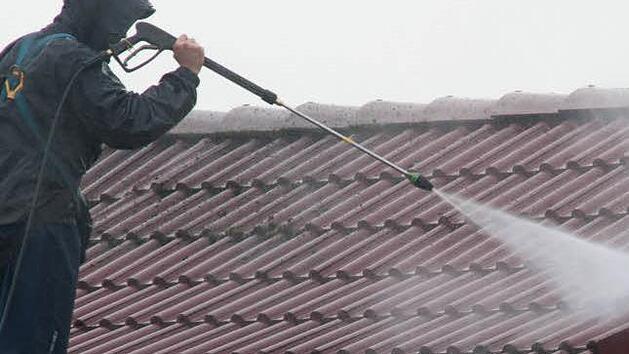 Bei Arbeiten mit einem Hochdruckreiniger wurde ein 56-j&auml;hriger Arbeiter in Ochsenfurt schwer im Gesicht verletzt. Symbolbild:  Frank Kleefeldt/dpa