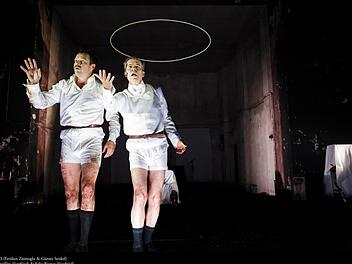 Felix Axel Preißler (l.) und Felix Römer als der aufgespaltene Titelheld in dem Monolog "Siegfried".  Foto: Bayreuther Festspiele/Konrad Fersterer