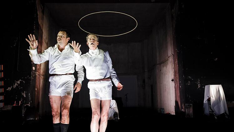 Felix Axel Preißler (l.) und Felix Römer als der aufgespaltene Titelheld in dem Monolog "Siegfried".  Foto: Bayreuther Festspiele/Konrad Fersterer
