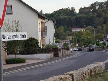 Kreis und Gemeinde bauen nächstes Jahr gemeinsam die Obersteinbacher Straße in Untersteinbach aus. Die Gemeinde erneuert Wasserleitung, Kanal und die Seitenbereiche, der Landkreis baut die Fahrbahn neu. Sabine Weinbeer