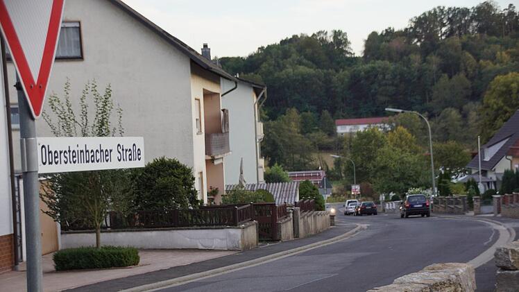 Kreis und Gemeinde bauen nächstes Jahr gemeinsam die Obersteinbacher Straße in Untersteinbach aus. Die Gemeinde erneuert Wasserleitung, Kanal und die Seitenbereiche, der Landkreis baut die Fahrbahn neu. Sabine Weinbeer
