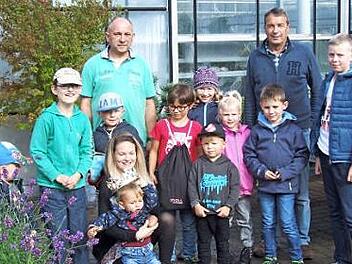 Vorne mit seiner Mutter ist K&ouml;nig Felix, dahinter die weiteren Platzierten. Ulli Zech (hinten li.) wurde von Rainer Grie&szlig;er unterst&uuml;tzt. Foto: Panzer