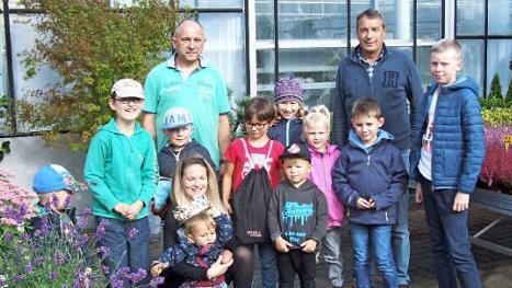 Vorne mit seiner Mutter ist K&ouml;nig Felix, dahinter die weiteren Platzierten. Ulli Zech (hinten li.) wurde von Rainer Grie&szlig;er unterst&uuml;tzt. Foto: Panzer