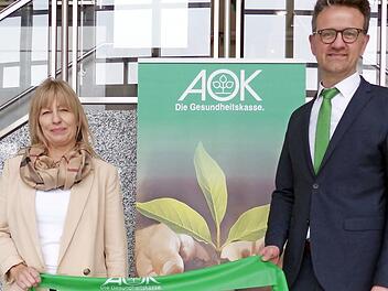 Direktor Christian Grebner gratuliert Silvia Berare.  Foto: AOK