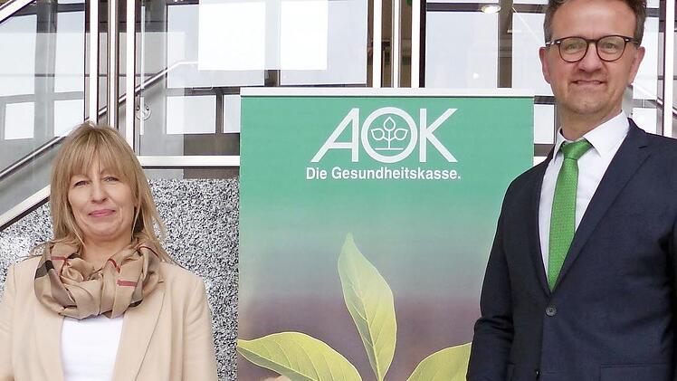 Direktor Christian Grebner gratuliert Silvia Berare.  Foto: AOK