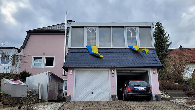 Die ukrainische Nationalflagge ist gehisst: Die Flüchtlinge sind in der "Villa Zuflucht" willkommen.