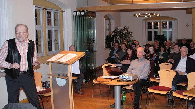 Rund 50 Zuhörer verfolgten die Ausführungen von Albrecht Moreth (links) zu erneuerbaren Energien.  Fotos: G. Bauer