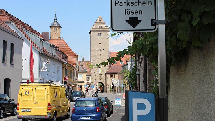 Wer in Volkachs Innenstadt nur eine viertel Stunde parken will, braucht künftig keinen Parkschein mehr an den Automaten zu lösen. Foto: Pfannes