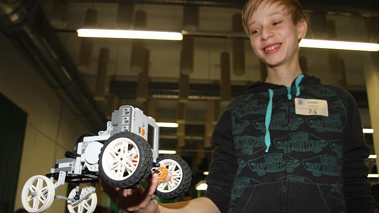 Michael Geißer vom Team "Franken Bots" des Frankenwald-Gymnasium zeigt, wie der Roboter aussieht.