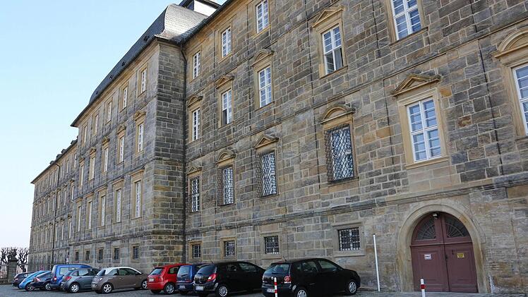 Vor der Restaurierung war die Fassade des so genannten Konventsbau auf dem Michaelsberg fast schwarz und stark beschädigt.