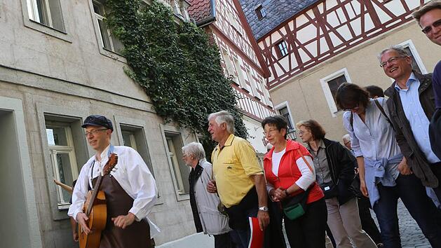 Brauergeselle Schorsch - alias Gästeführer Jürgen Treppner (links) lud zu einem Rundgang durch die Geschichte der Bierstadt ein. Foto: Barbara Herbst