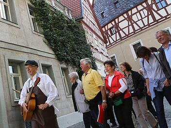 Brauergeselle Schorsch - alias Gästeführer Jürgen Treppner (links) lud zu einem Rundgang durch die Geschichte der Bierstadt ein. Foto: Barbara Herbst