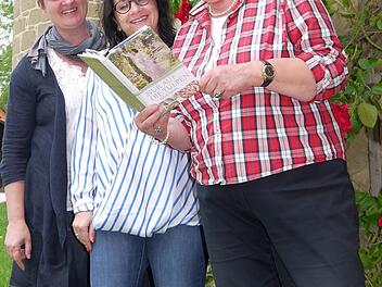 Hedda Hanft, Corina Trier und Christiane Ulmann-Puff (von links) haben die "Hinterhofgeschichten" organisiert. Foto: Berthold Köhler