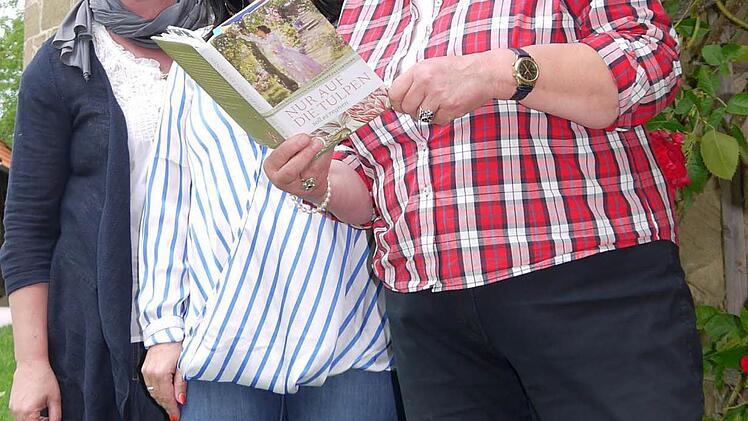 Hedda Hanft, Corina Trier und Christiane Ulmann-Puff (von links) haben die "Hinterhofgeschichten" organisiert. Foto: Berthold Köhler