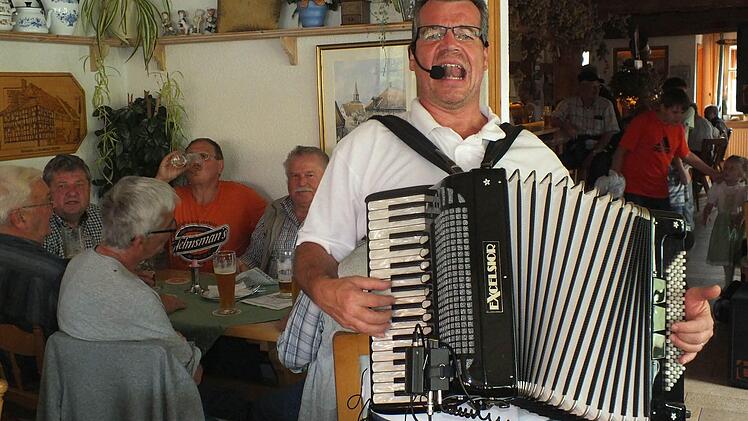 Klaus Wagner spielte zum Frühschoppen in Oberreichenbach die passenden Kerwasliedli. Foto: Manfred Welker