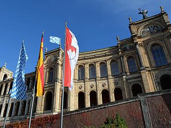 Die rot-weiße Frankenfahne machte sich bei ihrer Premiere vor dem Maximilianeum prächtig und flatterte munter im Wind.  Foto: Landtag