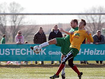 Der Bamberger Felix Strobler versucht, den gerade erst nachverpflichteten Abtswinder Carl Murphy (l.) am Passen zu hindern. Murphy stand 2014 noch in der Stammformation des Regionalligisten Würzburger Kickers, zuletzt absolvierte der Student ein Auslandssemester in San Francisco. Foto: sportpress