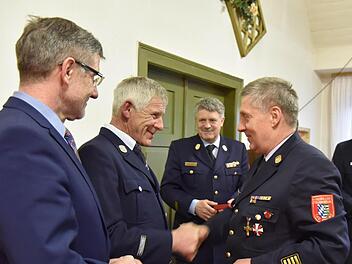 Landrat Michael Busch ehrt Gerold Mitlacher für 40 Jahre aktiven Dienst in der FFW Rohrbach, es gratulieren auch Kreisbrandrat Manfred Lorenz und Kreisbrandinspektor Wolfgang Beyer. Foto: Gabi Arnold