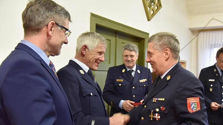 Landrat Michael Busch ehrt Gerold Mitlacher für 40 Jahre aktiven Dienst in der FFW Rohrbach, es gratulieren auch Kreisbrandrat Manfred Lorenz und Kreisbrandinspektor Wolfgang Beyer. Foto: Gabi Arnold