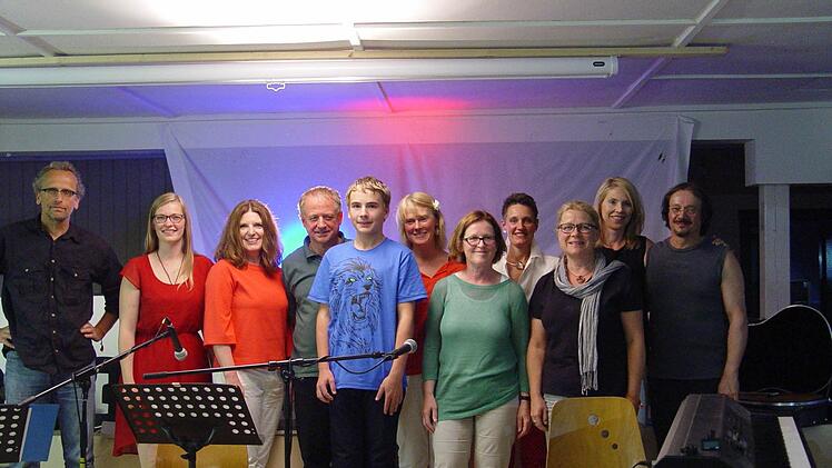 Alle Akteure holen sich den begeisterten und verdienten Schlussapplaus. Foto: Brigitta Kempe-Wolf