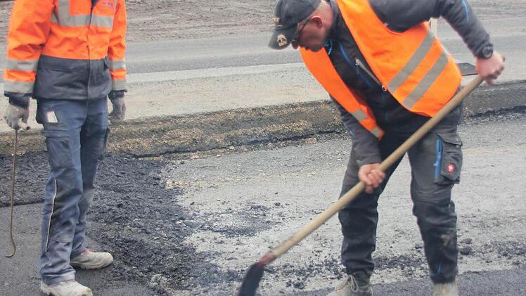Mit Schaufeln graben die Bauarbeiter nach den Wasserschiebern. Foto: Friedwald Schedel