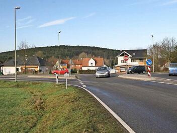 Die verkehrsreiche und wegen der seitlich versetzten Einmündung der Ortsstraße aus Köttmannsdorf sowie der Kreisstraße BA 3 aus Rothensand problematische Kreuzung am nördlichen Ortsrand von Sassanfahrt: Hier stoßen überörtliche Verkehrsströme mit viel Ziel- und Quellverkehr aus den Hirschaider Ortsteilen zusammen. Noch in diesem Jahr soll mit dem Umbau zu einem Kreisverkehr begonnen werden.  Foto: Werner Baier