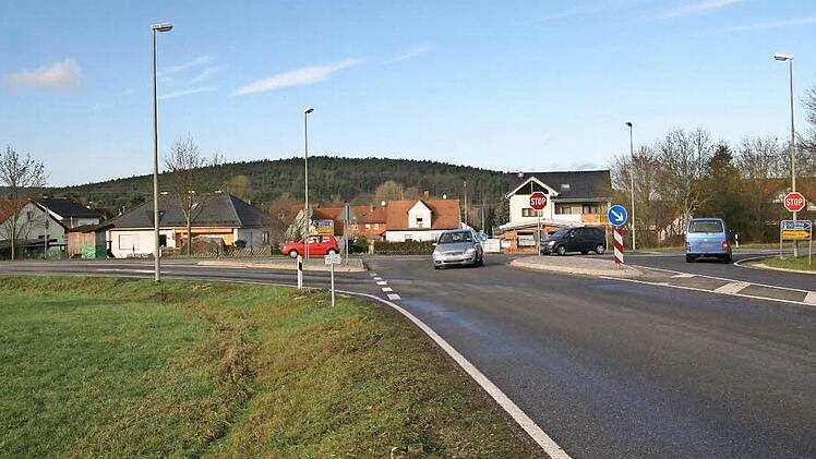 Die verkehrsreiche und wegen der seitlich versetzten Einmündung der Ortsstraße aus Köttmannsdorf sowie der Kreisstraße BA 3 aus Rothensand problematische Kreuzung am nördlichen Ortsrand von Sassanfahrt: Hier stoßen überörtliche Verkehrsströme mit viel Ziel- und Quellverkehr aus den Hirschaider Ortsteilen zusammen. Noch in diesem Jahr soll mit dem Umbau zu einem Kreisverkehr begonnen werden.  Foto: Werner Baier
