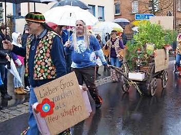 Hippies gibt es in Fasching auch in Waischenfeld.  Fotos: Thomas Weichert