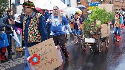 Hippies gibt es in Fasching auch in Waischenfeld.  Fotos: Thomas Weichert